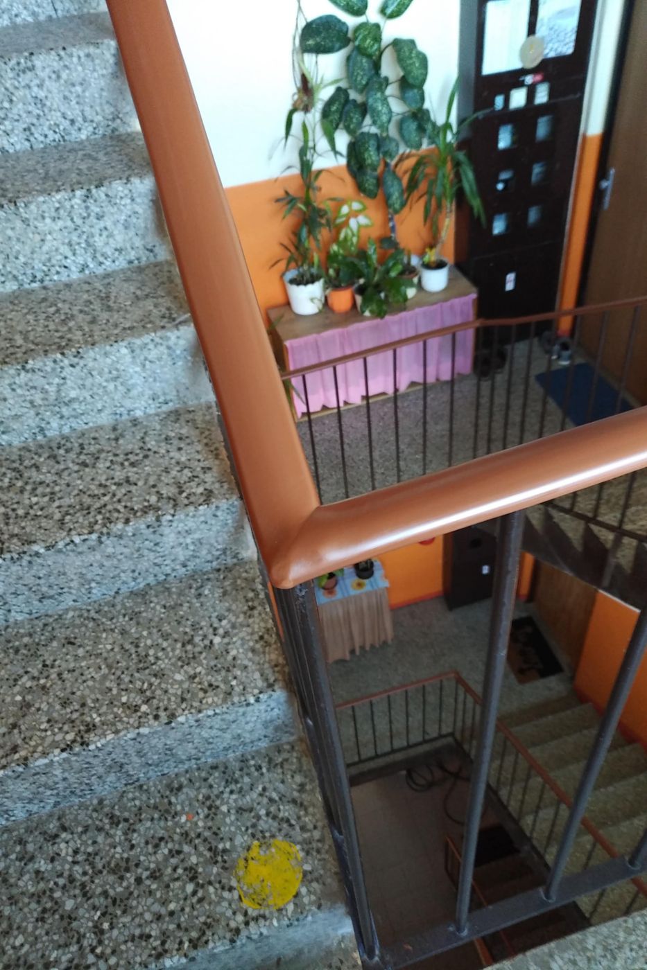 Detail napojení PVC madla v rohu na podestě