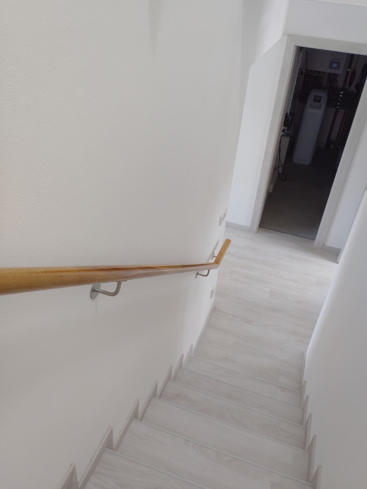 Dřevěné madlo na schodišti v rodinném domě