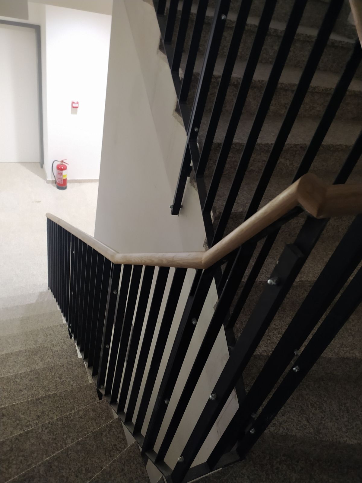 Dubové madlo na černém kovovém zábradlí