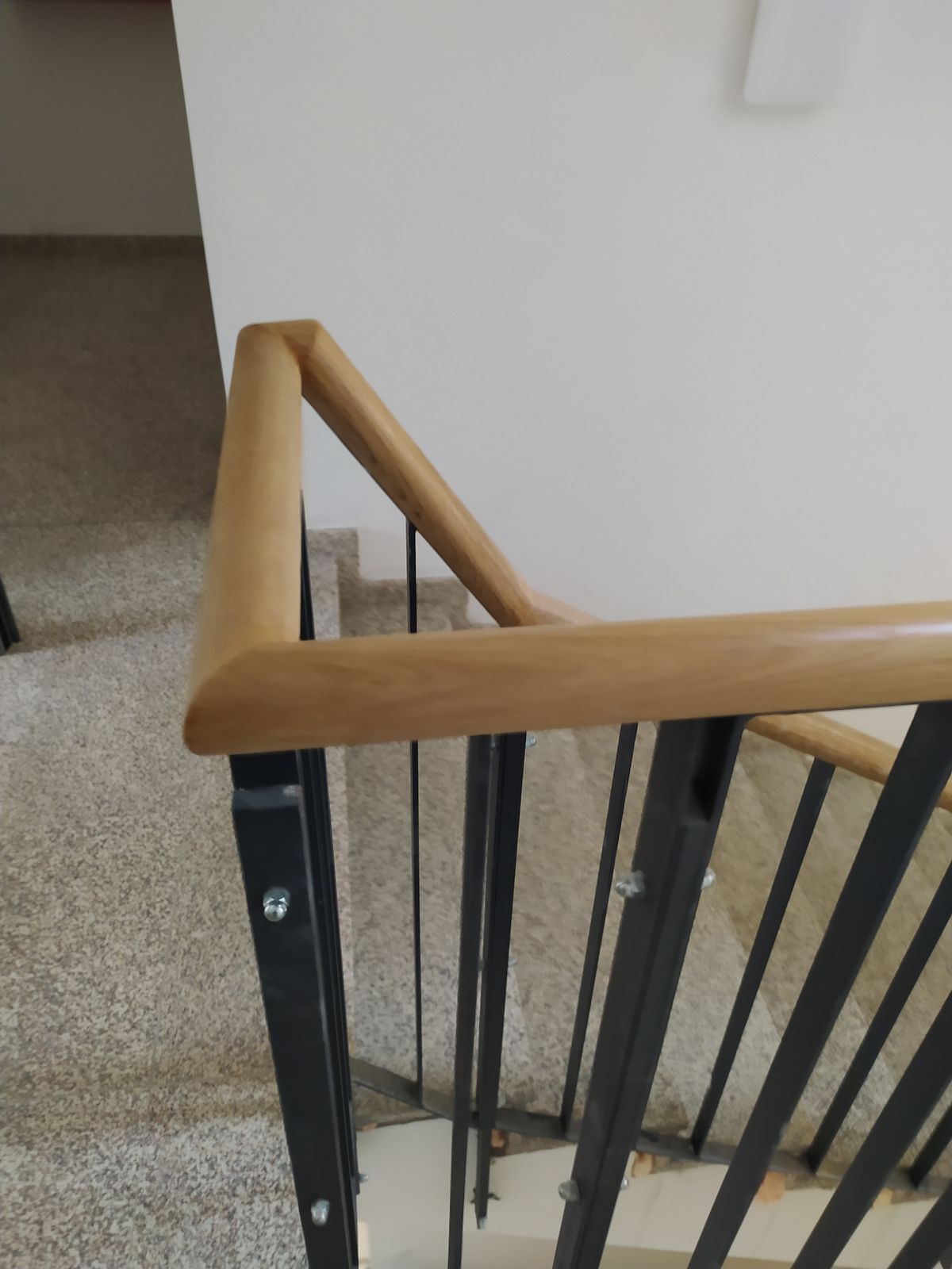 Detail rohového spoje dřevěného madla