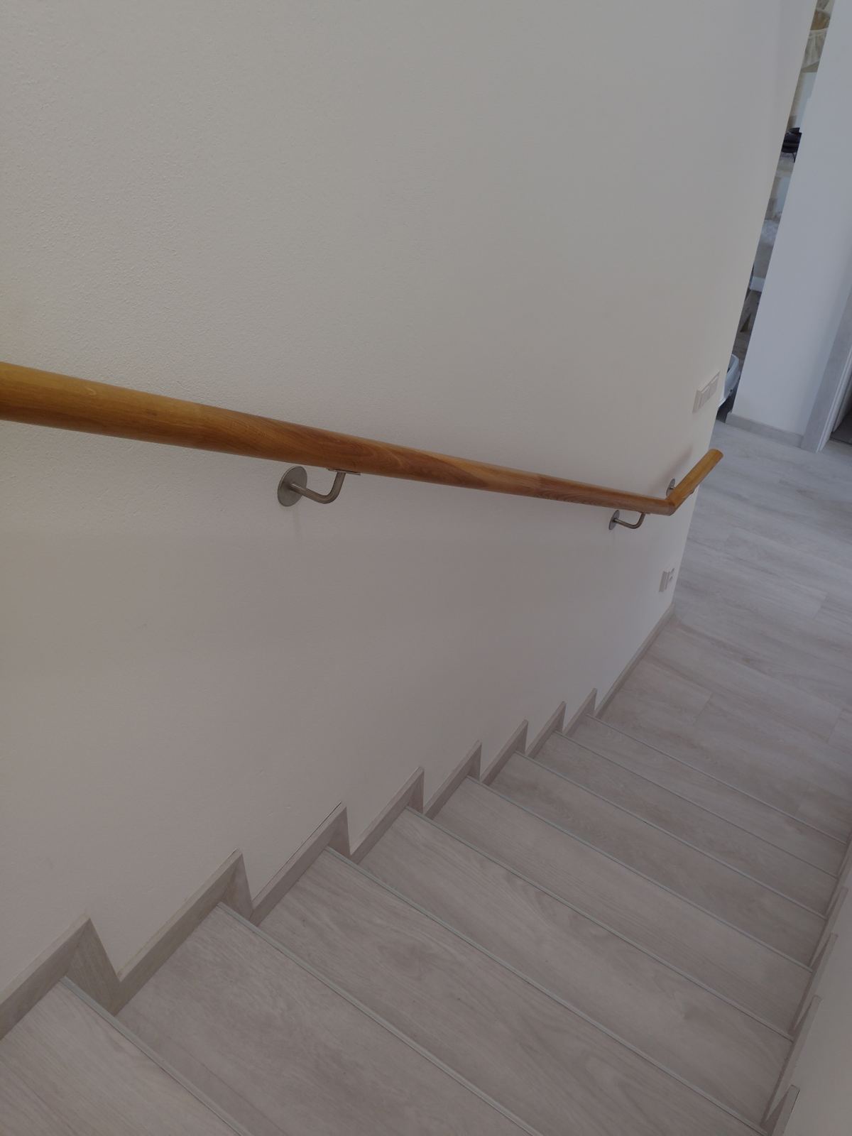 Dubové madlo v moderním interiéru