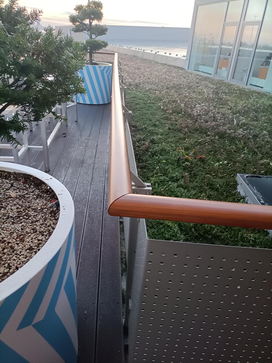 Dřevěné madlo na střešní terase restaurace