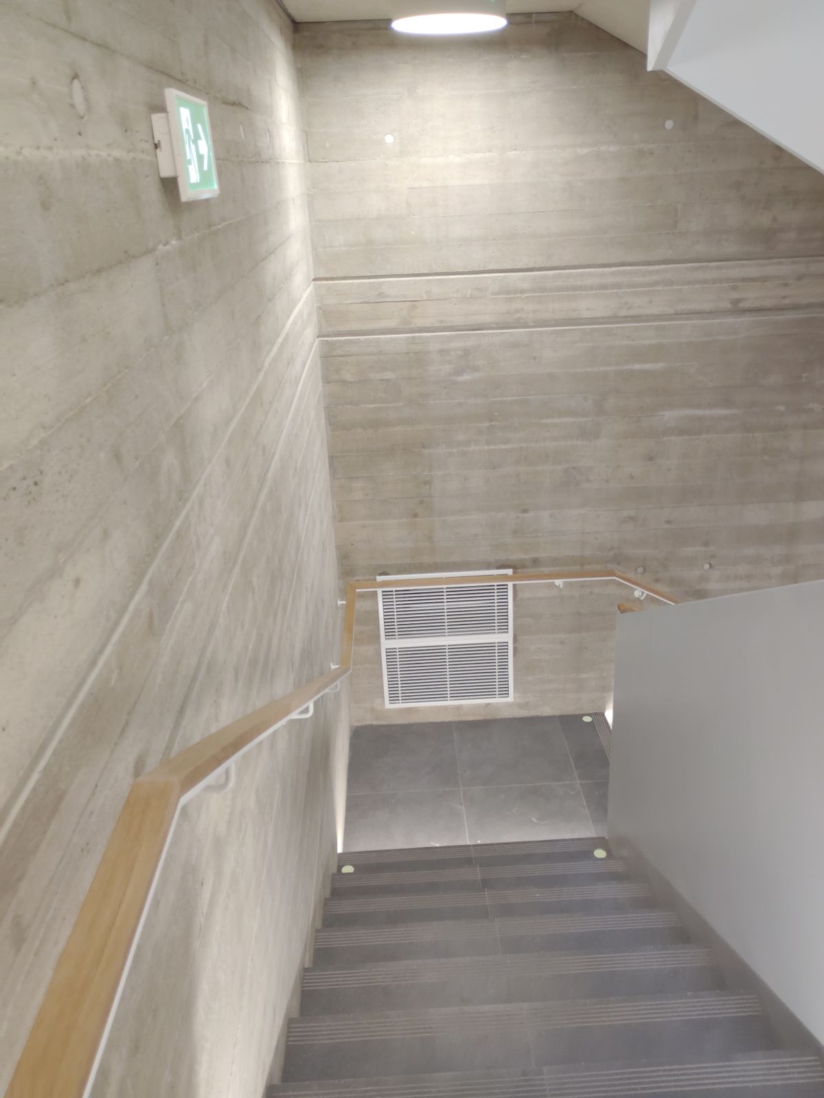 Průběh madla podél schodiště v moderní budově