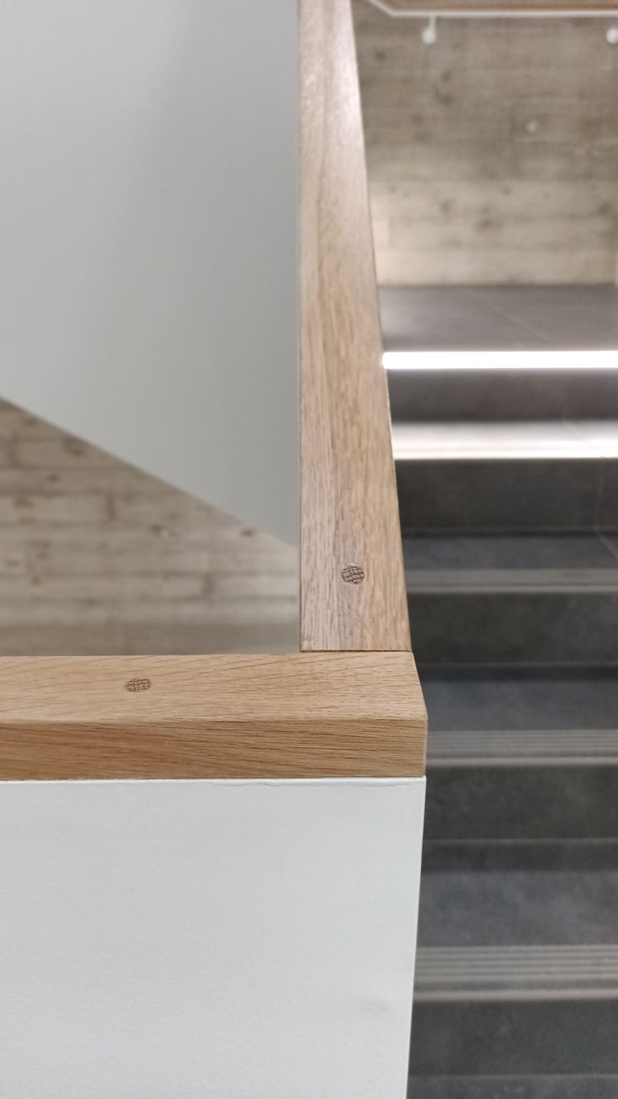 Detail rohového spoje dubového madla s dřevěnými kolíky