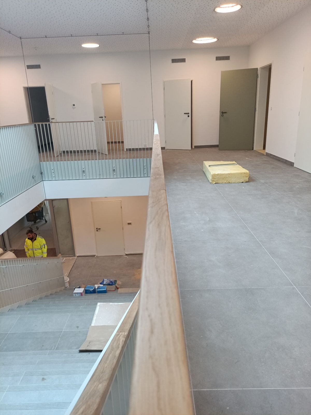 Pohled do atria s dřevěným madlem galerie