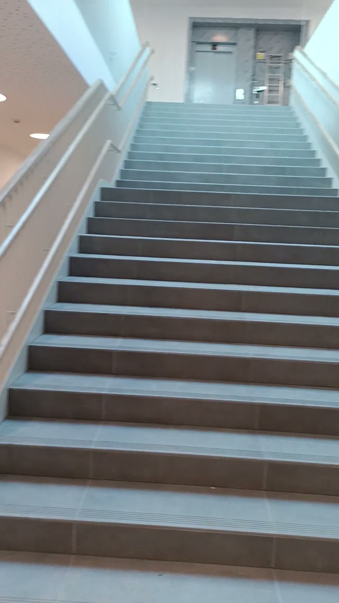 Náhled videa z montáže dětského madla na schodišti