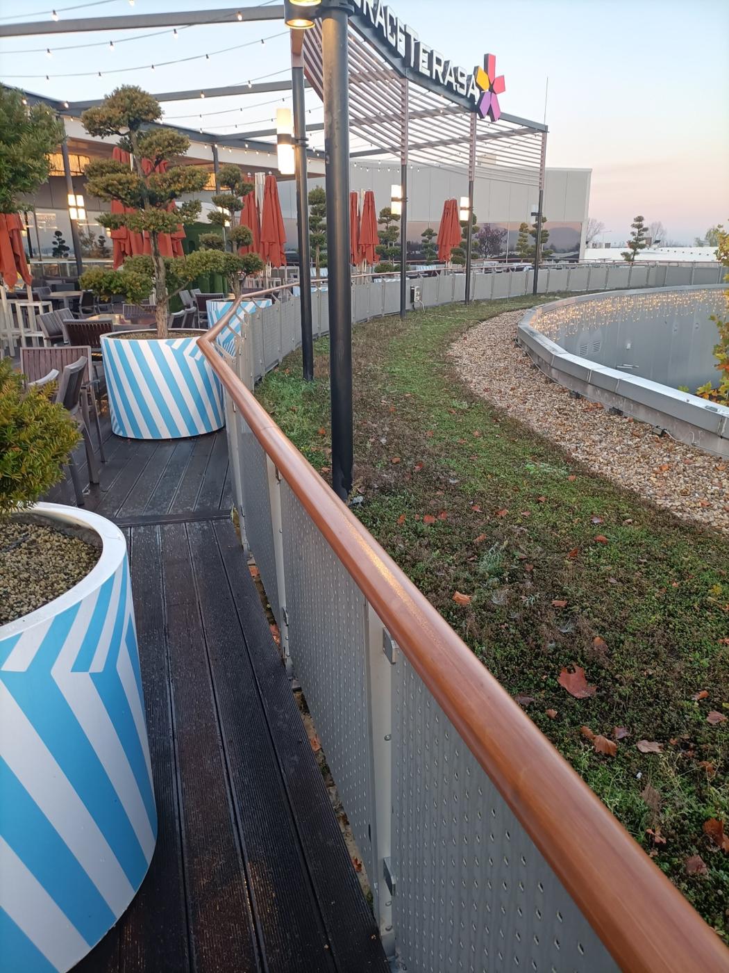 Dlouhé madlo na terase Restaurace Terasa