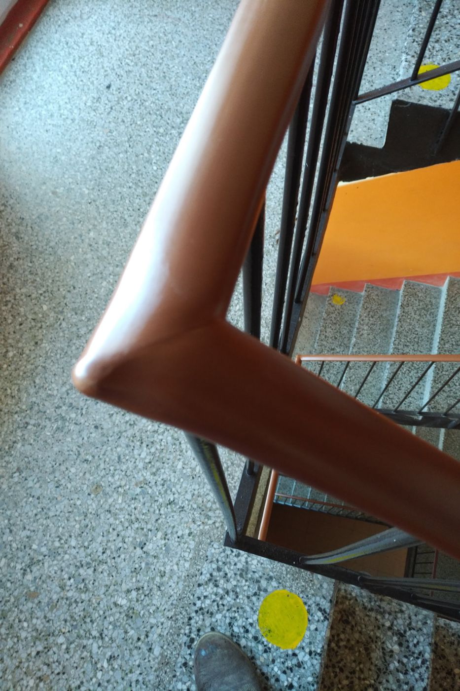 Detail svařeného rohu PVC madla zblízka