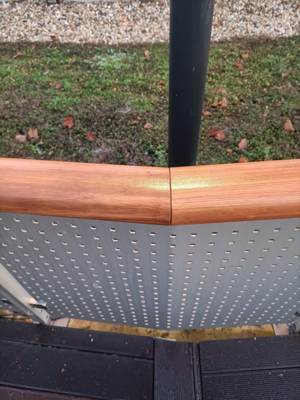Detail rohového ohybu venkovního madla