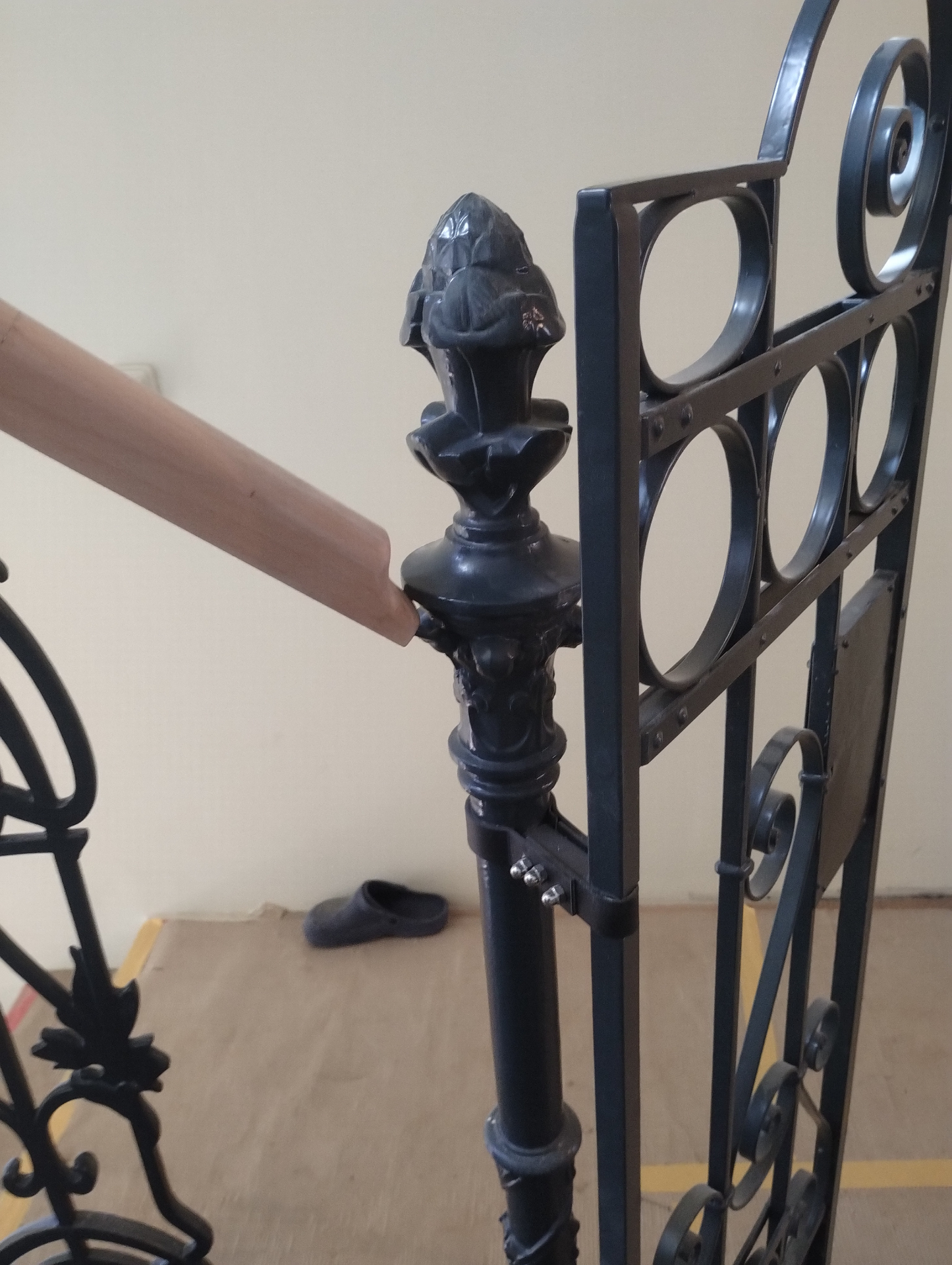 Detail napojení madla na historickou hlavici