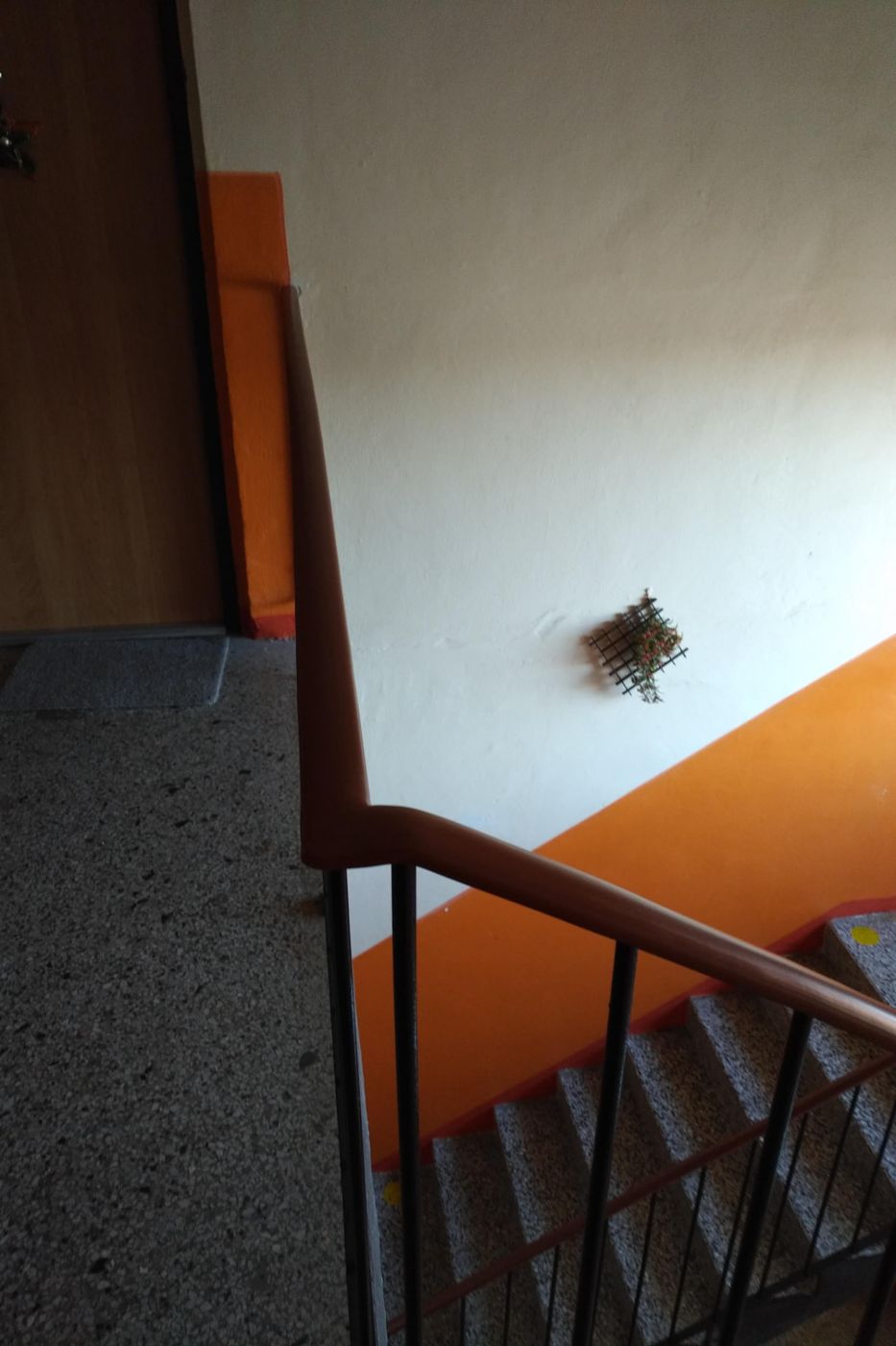 PVC madlo vedené podél schodišťového ramene